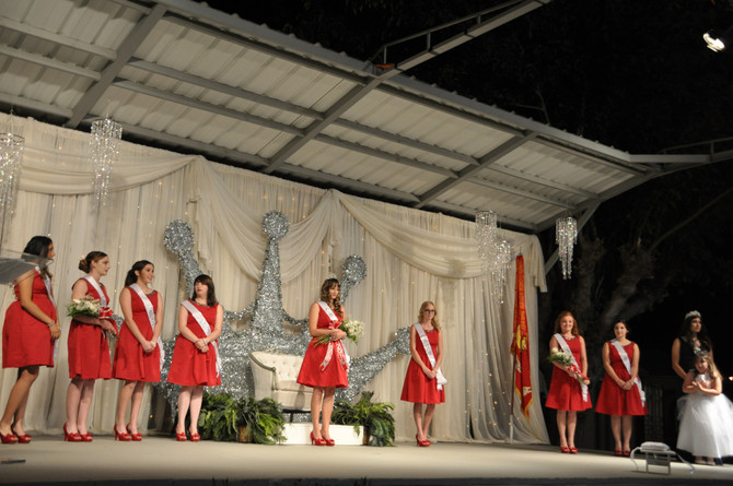 queen contestants standing on stage