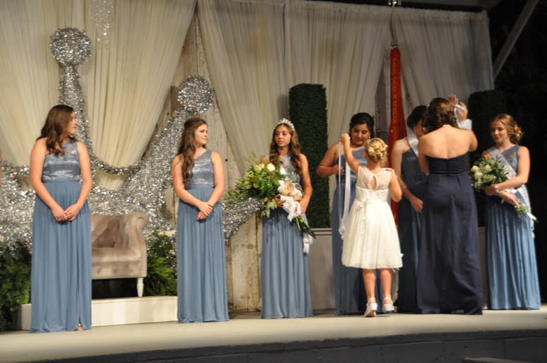 queen contestants on stage