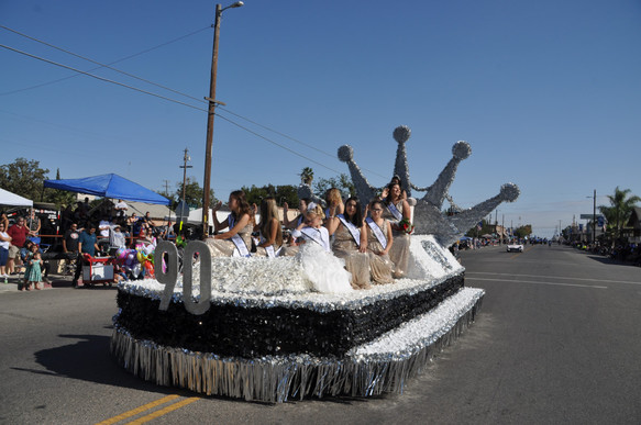 parade float of queen contestants